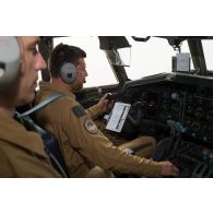 Portrait de pilotes et de personnels navigants à bord du cockpit d'un Transall C-160 de l'escadron de transport 2/64 Anjou affecté au GTO sur la BAP 101 de Niamey.
