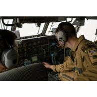 Portrait de pilotes et de personnels navigants à bord du cockpit d'un Transall C-160 de l'escadron de transport 2/64 Anjou affecté au GTO sur la BAP 101 de Niamey.