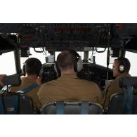Portrait de pilotes et de personnels navigants à bord du cockpit d'un Transall C-160 de l'escadron de transport 2/64 Anjou affecté au GTO sur la BAP 101 de Niamey.
