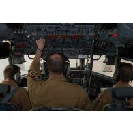 Portrait de pilotes et de personnels navigants à bord du cockpit d'un Transall C-160 de l'escadron de transport 2/64 Anjou affecté au GTO sur la BAP 101 de Niamey.