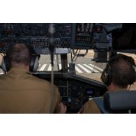 Portrait de pilotes et de personnels navigants à bord du cockpit d'un Transall C-160 de l'escadron de transport 2/64 Anjou affecté au GTO sur la BAP 101 de Niamey.