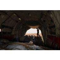 Soute d'un Transall C-160 de l'escadron de transport 2/64 Anjou affecté au GTO sur la BAP 101 de Niamey.