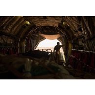 Soute d'un Transall C-160 de l'escadron de transport 2/64 Anjou affecté au GTO sur la BAP 101 de Niamey.