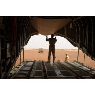 Soute d'un Transall C-160 de l'escadron de transport 2/64 Anjou affecté au GTO sur la BAP 101 de Niamey.