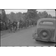 Une colonne de prisonniers avance péniblement.