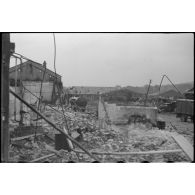 Destructions et ruines dans une gare de triage.