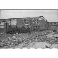Destructions et ruines dans une gare de triage.