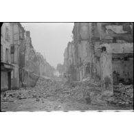 Ruines dans une grande ville proche ou dans Reims.