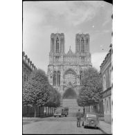 Un véhicule de la Luftwaffe stationne devant la cathédrale de Reims.