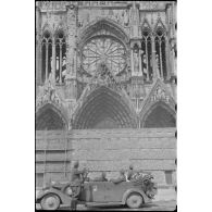 Un véhicule de la Luftwaffe stationne devant la cathédrale de Reims.