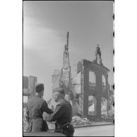 Des reporters de la Luftwaffe dans une rue dévastée de Rethel.