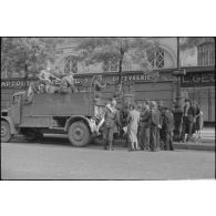 A Paris, premiers contacts entre les habitants et l'armée allemande.