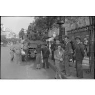 A Paris, premiers contacts entre les habitants et l'armée allemande.