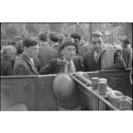 A Paris, premiers contacts entre les habitants et l'armée allemande.