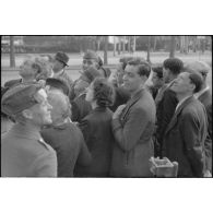 A Paris, premiers contacts entre les habitants et l'armée allemande.