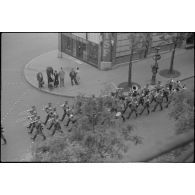 Dans le 18e arrondissement de Paris, une vue en plongée de musiciens de l'armée allemande.