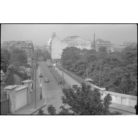 A Paris, le pont de la rue Caulaincourt où avancent des troupes allemandes.