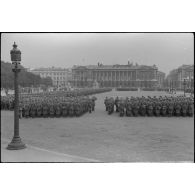 Une prise d'armes de la 87. Infanterie-Division sur la place de la Concorde à Paris.