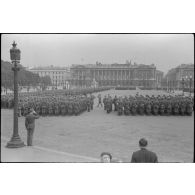 Une prise d'armes de la 87. Infanterie-Division sur la place de la Concorde à Paris.