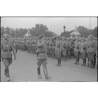 Une prise d'armes de la 87. Infanterie-Division sur la place de la Concorde à Paris.