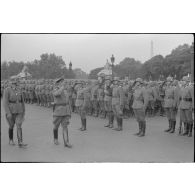 Une prise d'armes de la 87. Infanterie-Division sur la place de la Concorde à Paris.