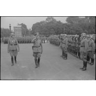 Une prise d'armes de la 87. Infanterie-Division sur la place de la Concorde à Paris.