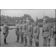Une prise d'armes de la 87. Infanterie-Division sur la place de la Concorde à Paris.