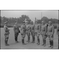 Une prise d'armes de la 87. Infanterie-Division sur la place de la Concorde à Paris.
