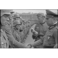 Une prise d'armes de la 87. Infanterie-Division sur la place de la Concorde à Paris.