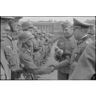 Une prise d'armes de la 87. Infanterie-Division sur la place de la Concorde à Paris.
