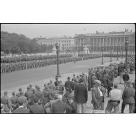 Une prise d'armes de la 87. Infanterie-Division sur la place de la Concorde à Paris.