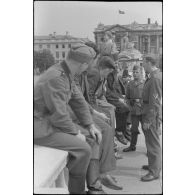 Premiers échanges avec l'occupant allemand.