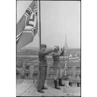 Croix gammée sur un toit parisien, en arrière plan la Tour Eiffel.