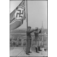 Croix gammée sur un toit parisien, en arrière plan la Tour Eiffel.