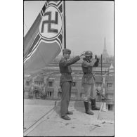 Croix gammée sur un toit parisien, en arrière plan la Tour Eiffel.