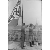 Croix gammée sur un toit parisien, en arrière plan la Tour Eiffel.
