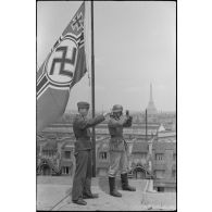 Croix gammée sur un toit parisien, en arrière plan la Tour Eiffel.
