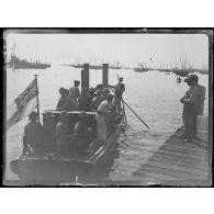 Salonique. Embarquement de soldats anglais. [légende d'origine]