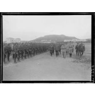 Athènes. Au champ de Mars, le général Guillaumat et le général Paraskevopoulos, commandant le 1er corps d'armée hellénique, passent en revue l'infanterie grecque. [légende d'origine]