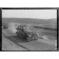 Tepavci. Arrivée du roi de Grèce et du général Monbelli au QG italien. [légende d'origine]