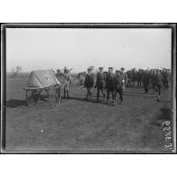 Région de la Strouma. Visite du roi de Grèce au front anglais. Le roi examine le matériel sanitaire anglais. [légende d'origine]