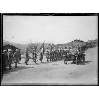 Izvor. Après la remise de l'Ordre du Bain au général Gérôme. Le général Milne quitte Izvor. [légende d'origine]