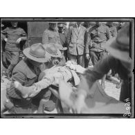 Aix-les-Bains, arrivée de blessés français, le transport aux hôpitaux par la Croix-Rouge américaine. [légende d'origine]