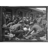 Aix-les-Bains, arrivée de blessés français, le transport aux hôpitaux par la Croix-Rouge américaine. [légende d'origine]