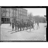 Aix-les-Bains, brancardiers américains attendant l'arrivée de blessés français. [légende d'origine]