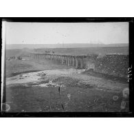 [Construction d'un pont en montagne.]