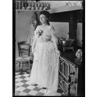 Paris, cantine du refuge du VIe arrondissement. Mme Marguerite Herlerog. [légende d'origine]