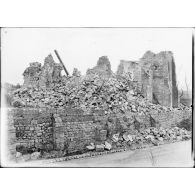 Ruines de l'église de Roye-sur-Matz. [légende d'origine]