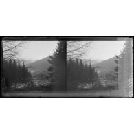 Route de Bussang. Vosges. Le grand lacet de la route. Au fond, le Rossberg. [légende d'origine]