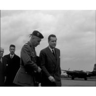 Jacques Chaban-Delmas et monsieur Metayer sur la frontière tunisienne.